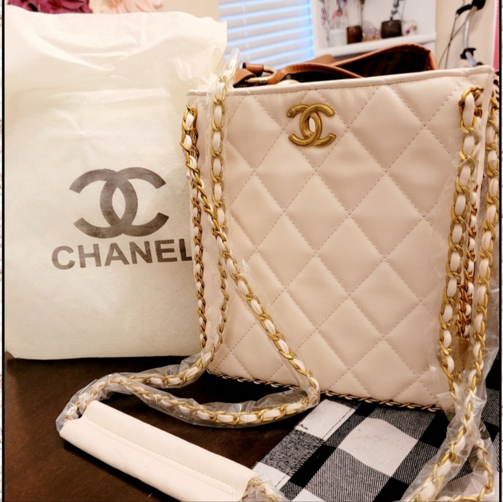 Handbag White Leather Purse with Gold Chain NWT